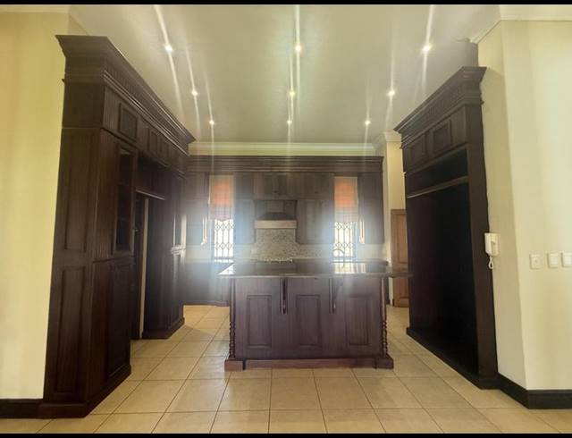 4 BEDROOM PROPERTY TO RENT IN MENLO PARK